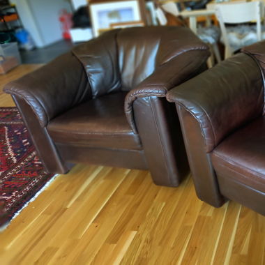 Paire de fauteuils club cuir brun vintage