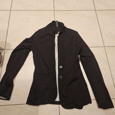 Schwarzer taillierter Blazer 