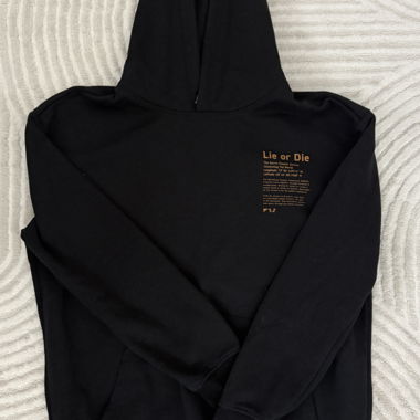 Schwarzer Hoodie mit Print
