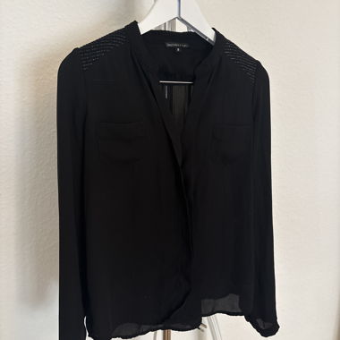 Schwarze Bluse mit langen Ärmeln
