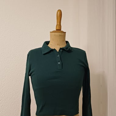 Dunkelgrunes Langarm-Poloshirt