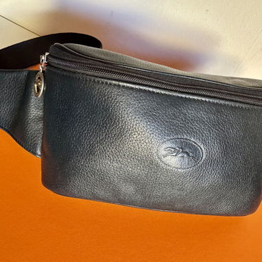 Longchamp Sac banane vintage bleu foncé.
