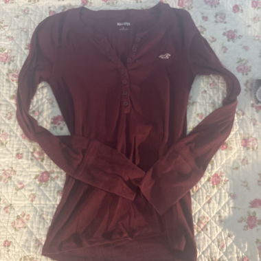 T-shirt manches longues bordeaux avec patte boutonnée