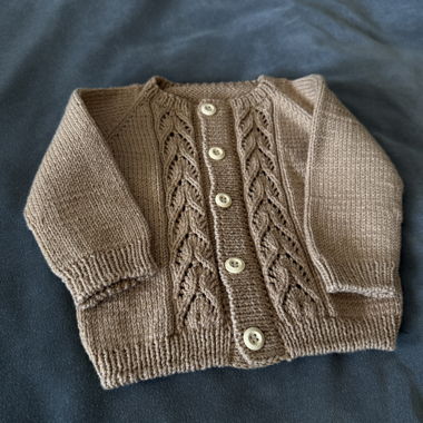 Cardigan per neonati lavorato a mano in 100% lana merino