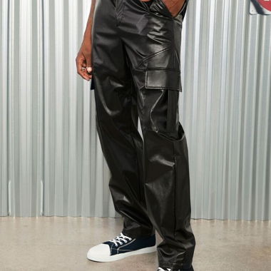Pantalon cargo en simili cuir noir