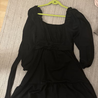 Schwarzes Kleid