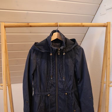 Review Jacke M