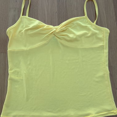 Top giallo con spalline