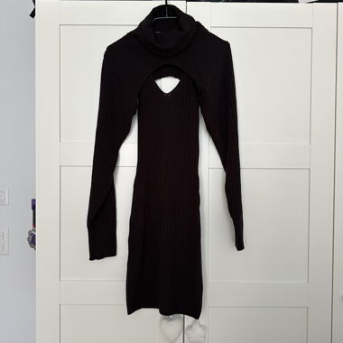 Robe noire à découpes