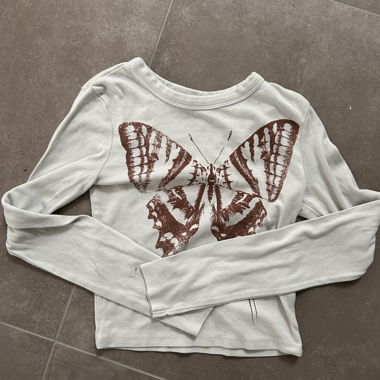 top blanc avec papillon marron