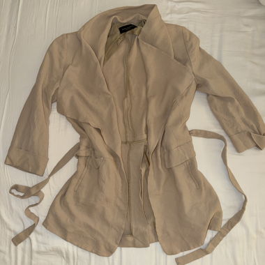Trench beige con cintura da annodare