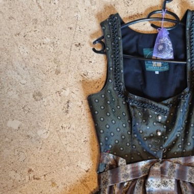 Dirndl mit Schürze und Zierkette