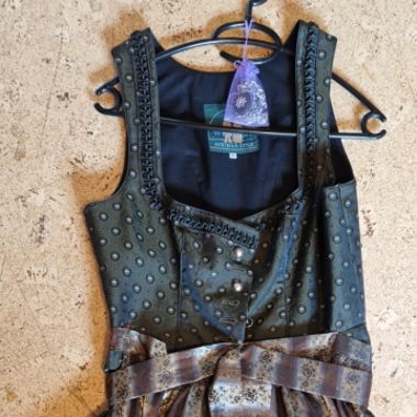 Dirndl mit Schürze und Zierkette