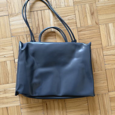 Graue Shopper-Tasche mit Umhängegurt