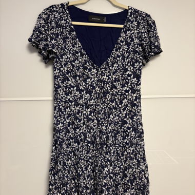 Robe fleurie à encolure en V
