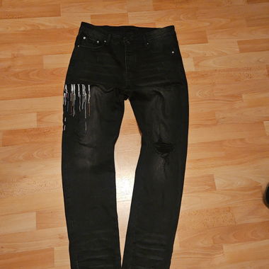 Jeans neri AMIRI con ricamo multicolore