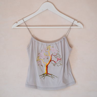 Haut cami en gris clair brodé