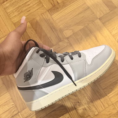 Jordan 1 mid Light Smoke Grey