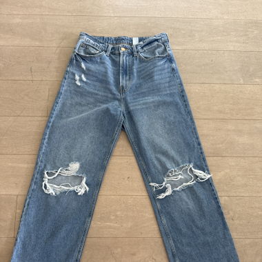 Lange gelochte blaue Jeanshose
