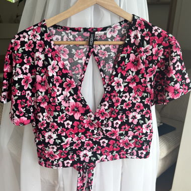 Top floreale con scollo sulla schiena