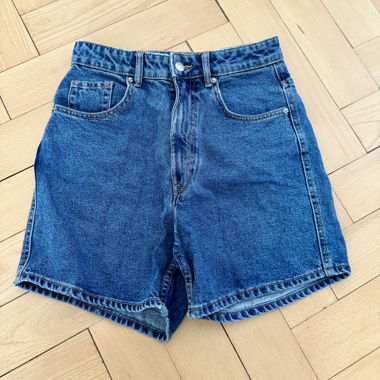 Blaue Jeans-Hotpants