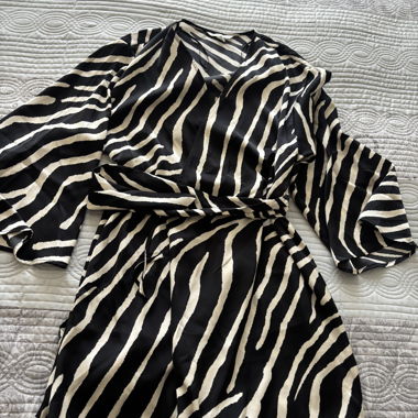 Robe porte-feuille zébrée à manches longues