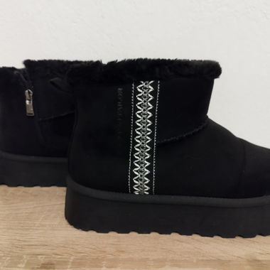 Schwarze gefütterte Winterstiefeletten