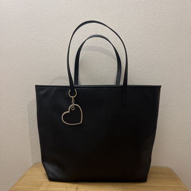 Borsa nera con ciondolo