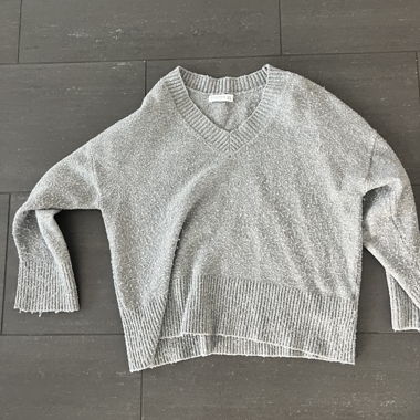 grauer Strickpullover