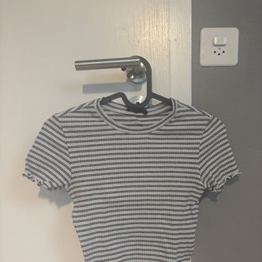 Schwarz-weiss gestreiftes CropTop
