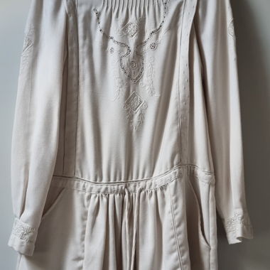 Beigefarbene, bestickte Mini-Robe
