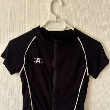 Schwarzes Crop Top im Racer-Stil (Temu)