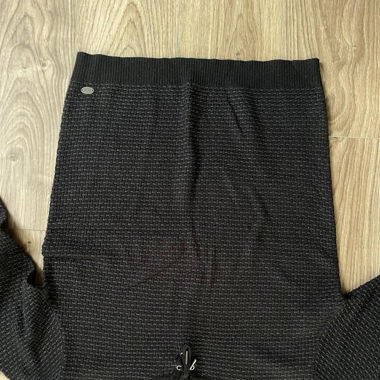 Schwarzer Pullover