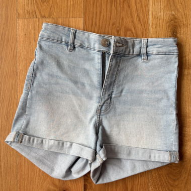 Jeansshorts aus hellblauer Denim