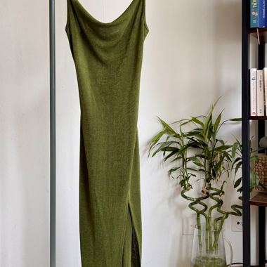 Grünes langes Kleid mit Schlitz