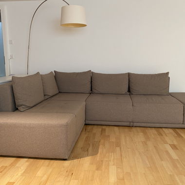 Ecksofa aus hellbraunem Stoff neu