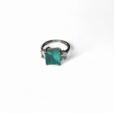 Anello in argento con grande pietra verde
