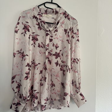 Blouse florale beige et bordeaux