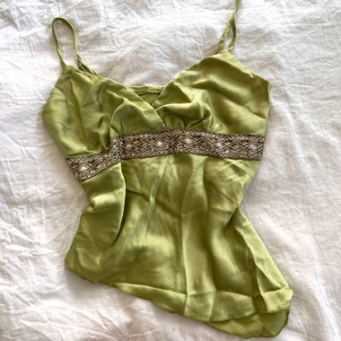 Sagegrünes Satin-Cami-Top mit Perlenbesatz an der Taille