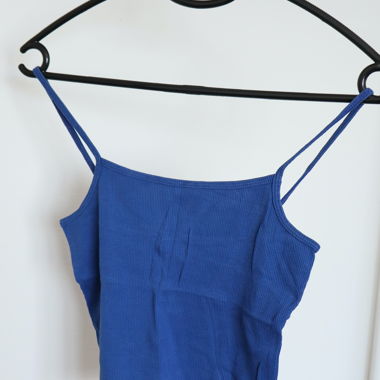 Top blu con spalline