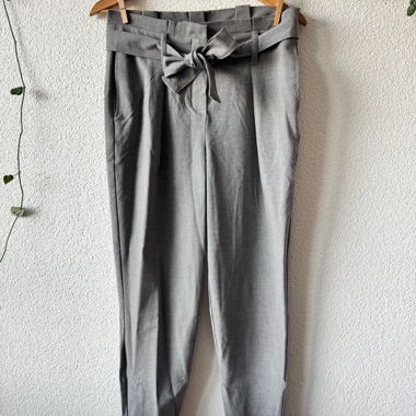 Pantaloni paperbag grigi con cintura annodata