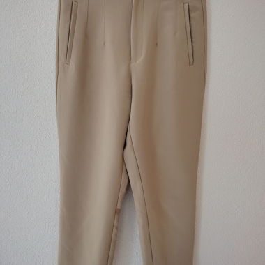 Pantaloni beige Stradivarius UE 38