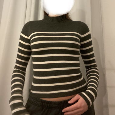 Grey long-sleeve top with white stripes