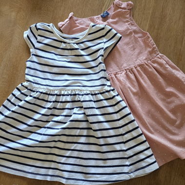 Lot mit 2 Kinderkleidern 1,5 bis 2 Jahre
