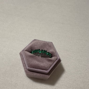 Ring mit grünen Steinen
