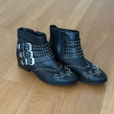 Boots in schwarz mit Nieten und Schnallen