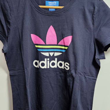 T-shirt Adidas – nero, logo multicolore