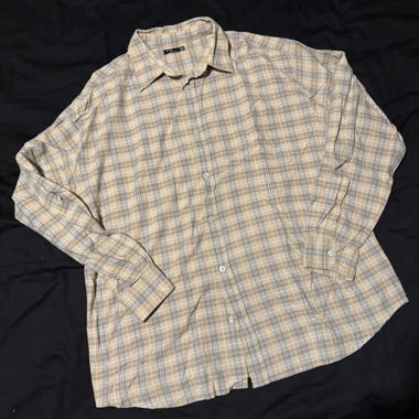 Camicia beige, crema e a quadri blu con bottoni