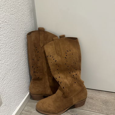 Braune Wildlederstiefel