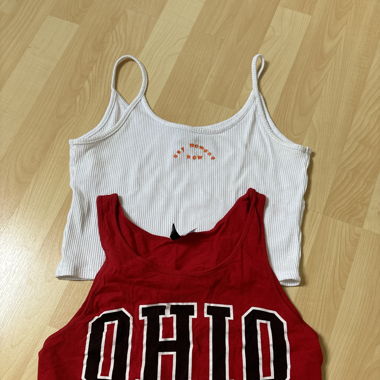 Crop tops (weisses von Primark, rotes von H&M)